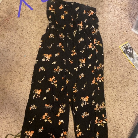 Jumpsuits and dresses - Picture 2 of 6